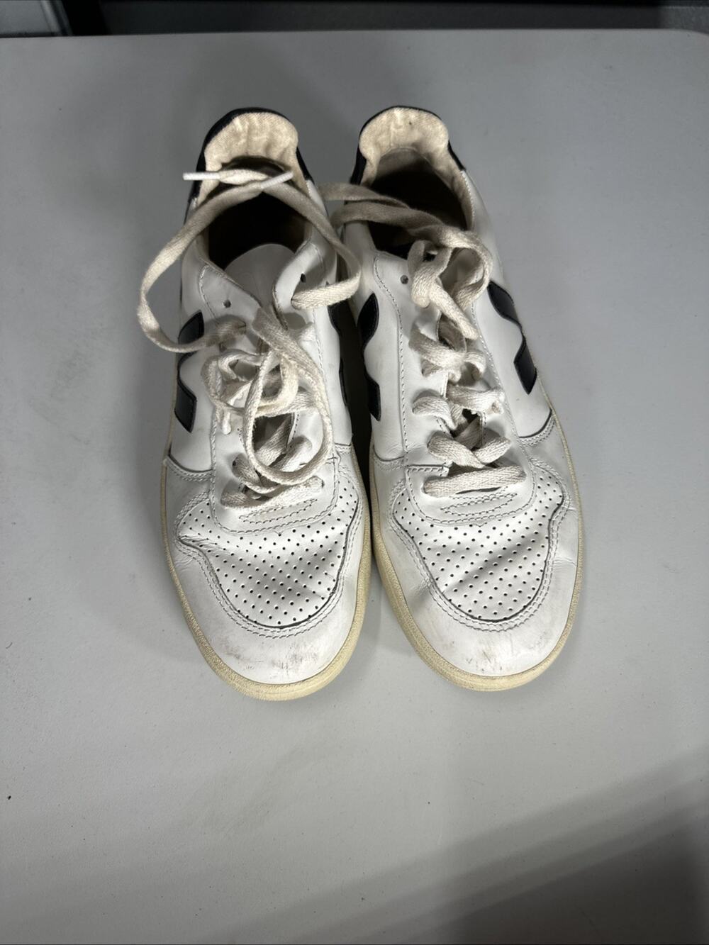 Veja Women’s Sneaker V-10 Leather Black White Low Top Fashion Size US 7 EUR 38